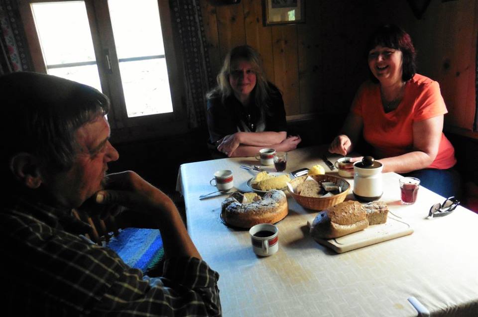 Andreas che produce il formaggio in malga