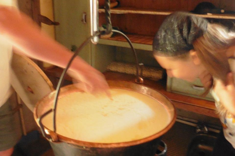 Produzione del formaggio in malga