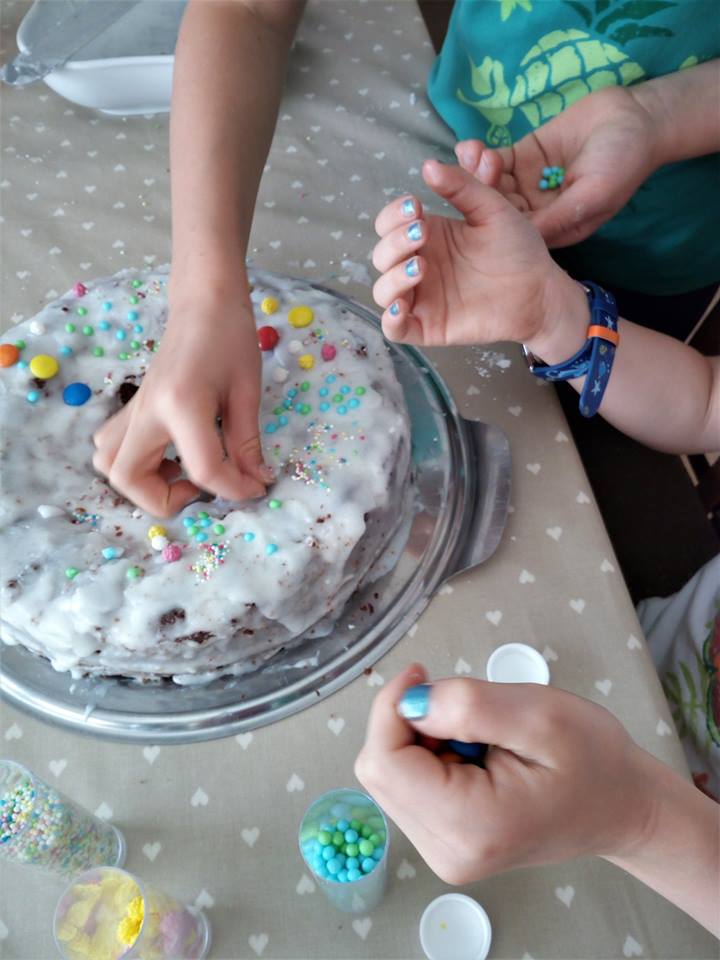 Bambini che fanno dolci in fattoria