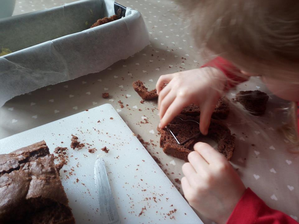 Bambini che cucinano al maso – giornata invernale accogliente